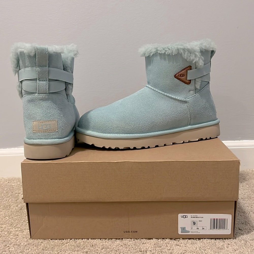 UGG MINI BAILEY FLEX SUEDE BOOTS!
~SIZE 9~